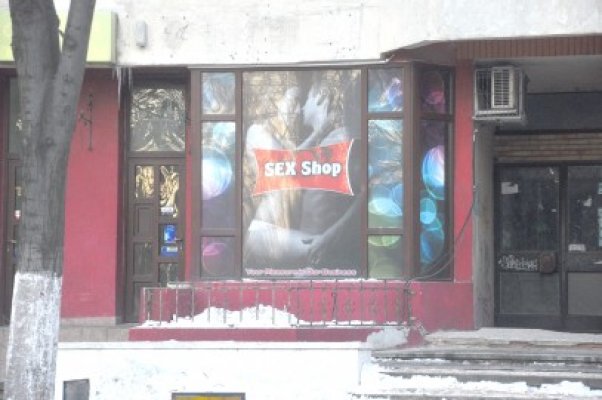 Prins în flagrant cu etnobotanice de vânzare în sex-shop